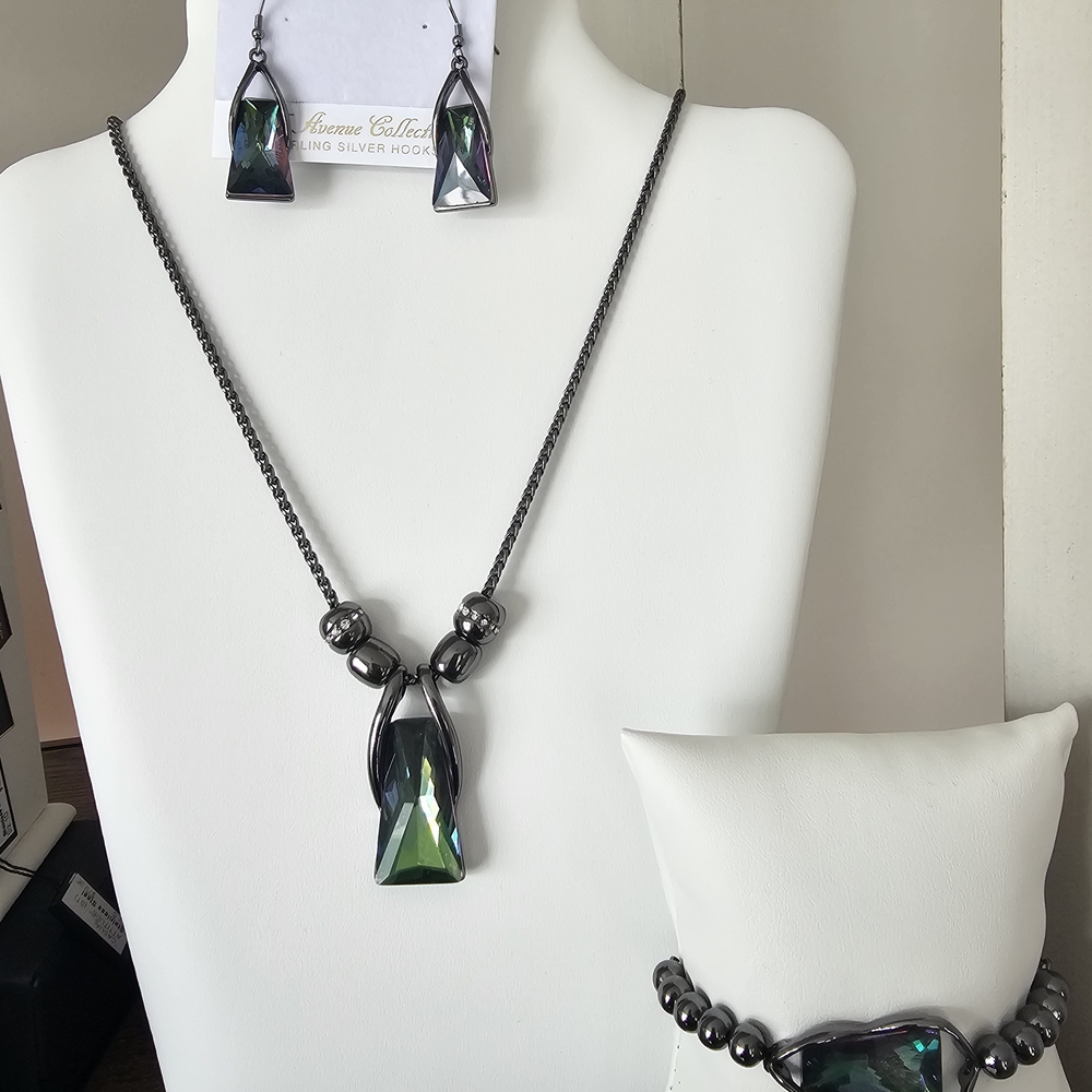 Fifth Avenue Collection Edgy Appeal,unique European Glass & SC Set Hematite 20"